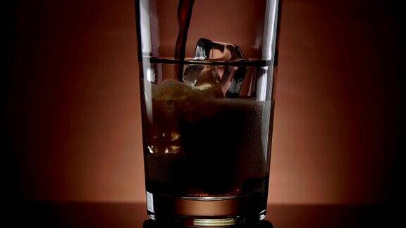 将可乐倒入装有冰块的玻璃杯中清凉的苏打水