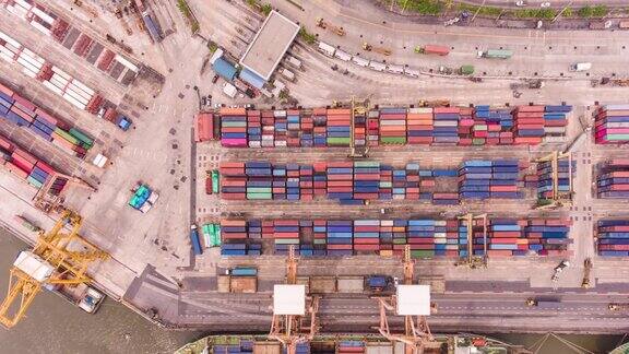 鸟瞰图4K时间流逝工业港与集装箱港航运和物流