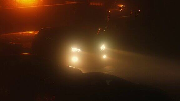 夜晚浓雾中的车灯打开了