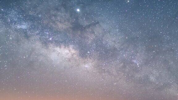 从拉帕尔马看天空中升起的银河