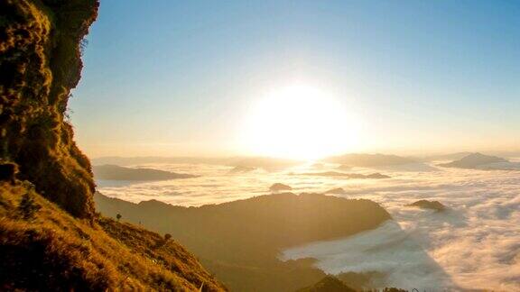 泰国北部的山景日出和薄雾