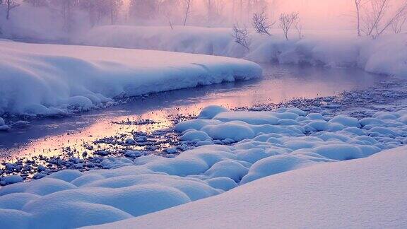 冬河上的黄昏薄雾
