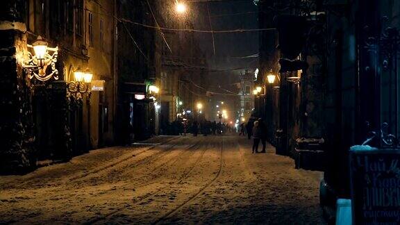 白雪覆盖的夜晚街道在老城利沃夫乌克兰老城的夜晚街道正在下雪