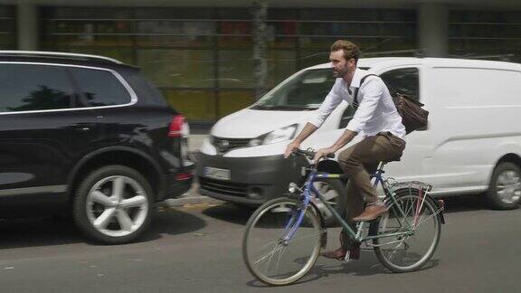 柏林街头商人骑自行车通勤的实时视频