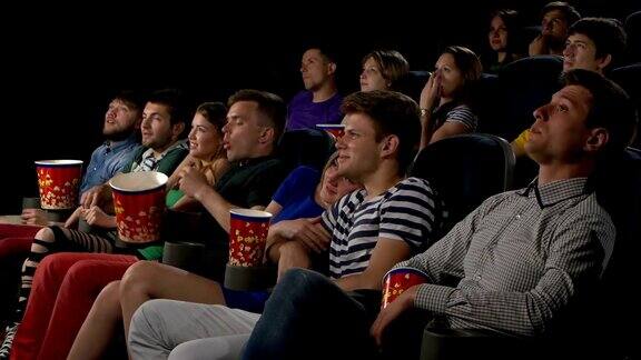 年轻人在电影院看电影:恐怖片