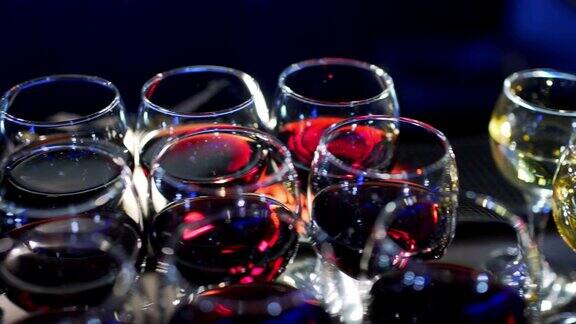 吧台上有白酒杯和红葡萄酒酒杯