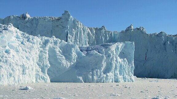 由冰川形成的冰崖