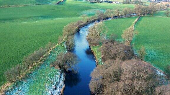 这是苏格兰西南部乡村一条小河