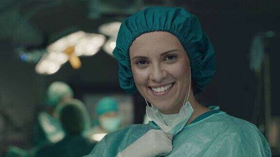 手术室微笑的护士