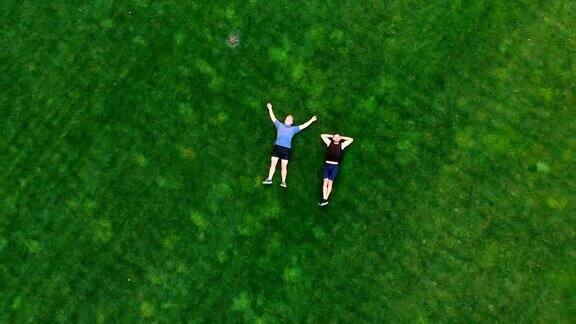 两个快乐的人在草地上休息