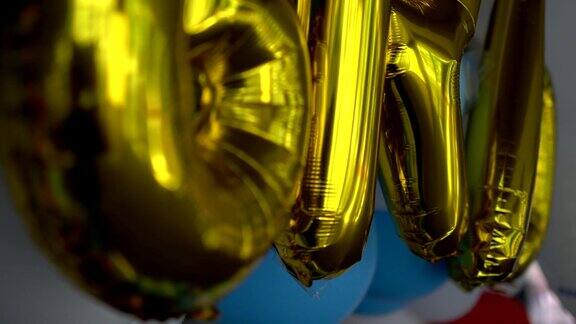 近距离观察庆典大厅里的彩色气球关注金色气球