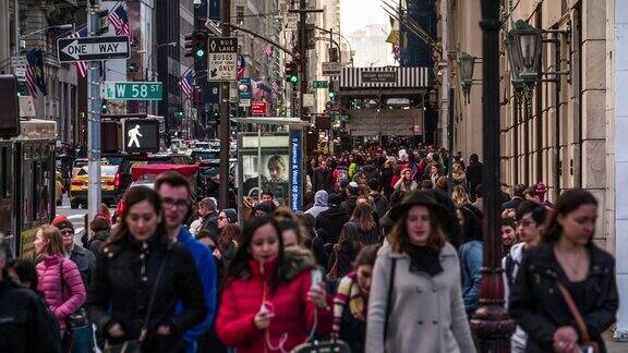 一群人在纽约散步