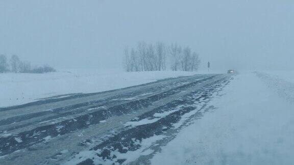 暴风雪冬季道路上的汽车价格为4k