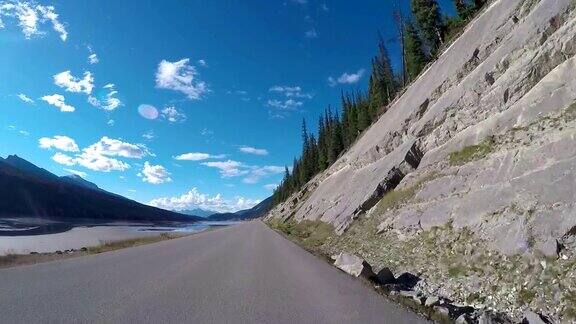 汽车沿着湖美丽的湖路行驶