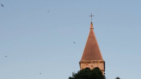 斯普利特老城的教堂塔和许多燕子