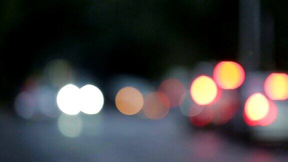 傍晚城市的道路交通模糊的光点变成汽车前灯