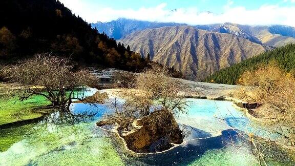 中国四川美丽的自然钙化池黄龙山