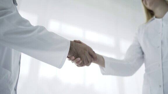 医生们正在互相握手