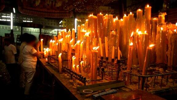 在中国的神龛里人们点燃蜡烛来祭祀