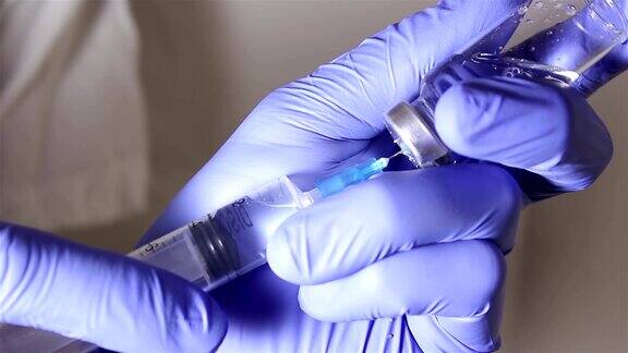 医生的手上装满了疫苗注射器准备给病人注射疫苗