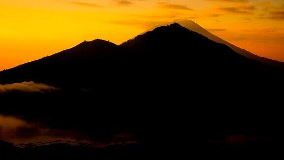 巴图尔湖的日出阿贡火山和阿邦的背景巴厘岛