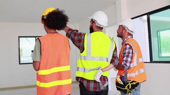 专业的机械工程师队伍戴着安全安全帽在工厂施工现场工作