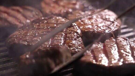 在铁板上烹饪牛肉牛排