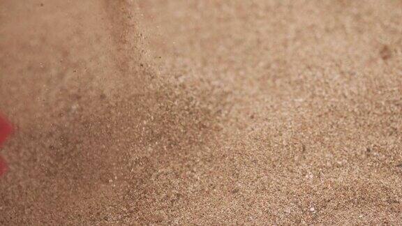 沙子从女人的指间滑落