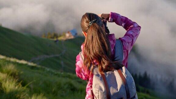 一名年轻女子从山脊上拍了几张照片