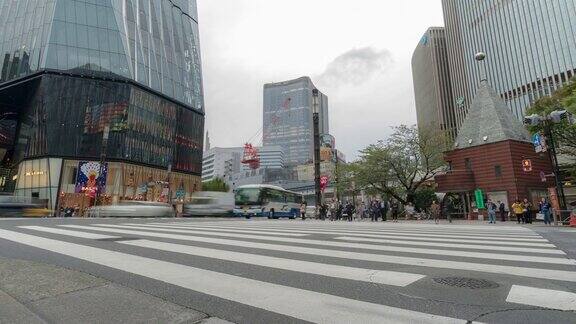 延时:行人穿过日本东京的银座十字路口