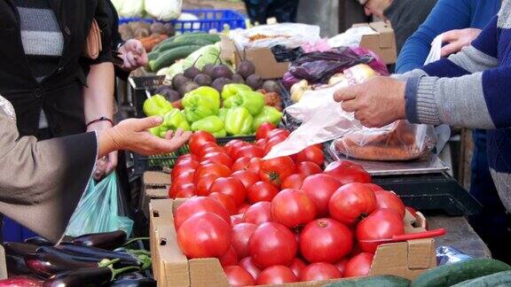 贸易小贩在自发市场的柜台上出售蔬菜和水果