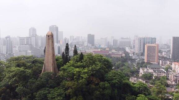 低低地飞过茂密的树林逐渐俯瞰城市