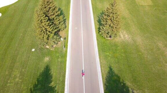 4k.aerial女跑步者在空旷的路上奔跑飞上运动女人的头顶