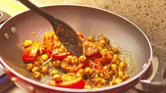 烹饪鹰嘴豆与生番茄在印度香料
