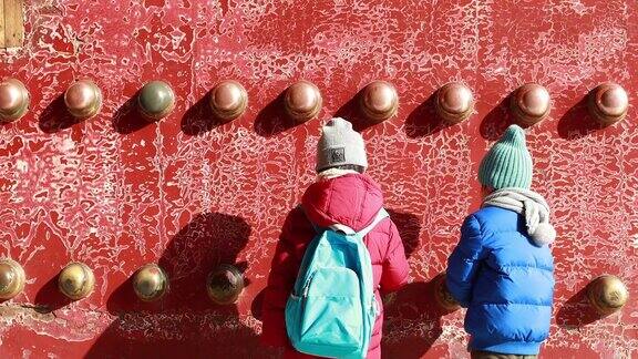 儿童游客参观故宫