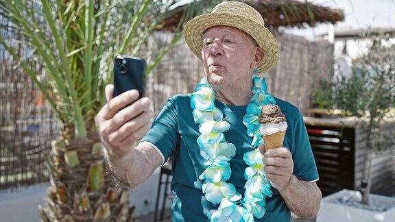 一位白发老人手持冰淇淋在街上进行视频通话