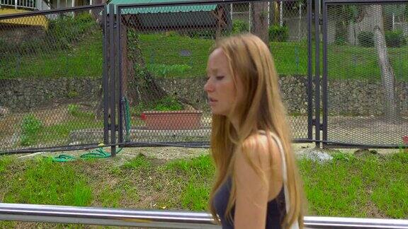 斯坦尼康镜头拍摄的一个年轻女子在一个鸟类公园看鸵鸟