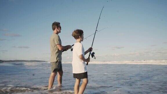 父子俩在海边钓鱼