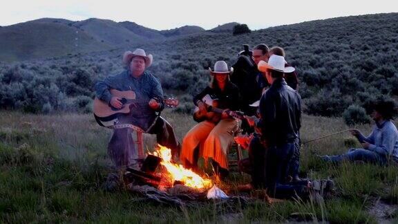牛仔家庭营火野餐