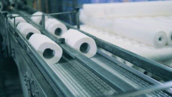 造纸厂的纸卷生产线