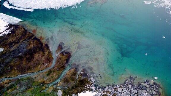 从上往下看解冻的绿松石湖
