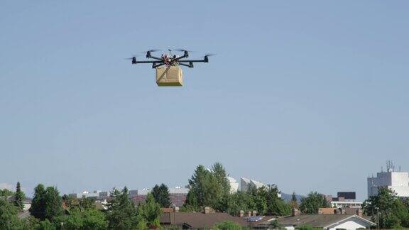 近距离观察:无人机无人机物流将大的棕色包裹运送到城市