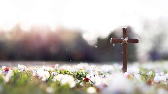 耶稣基督的十字架飘落的花瓣和明亮的春天背景