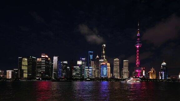 中国上海黄浦江畔现代建筑夜景