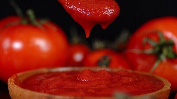 从盘子里舀一勺番茄酱