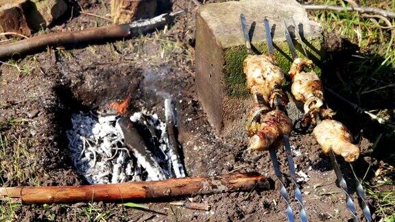 鸡肉串是在火上烤的