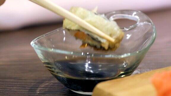 寿司用筷子夹蘸酱吃