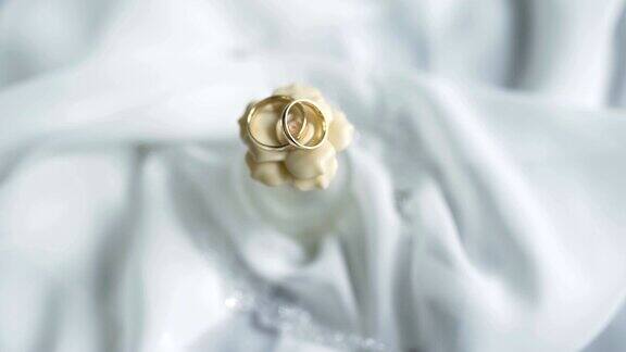 结婚戒指在桌子上新娘配件