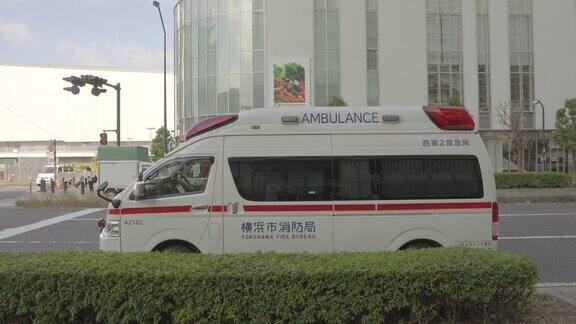 横滨救护车停在街上