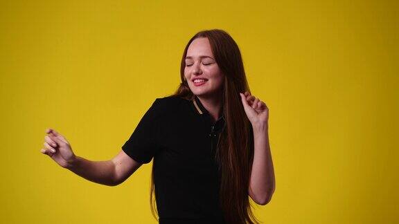 一个女孩在黄色背景上跳舞的4k视频